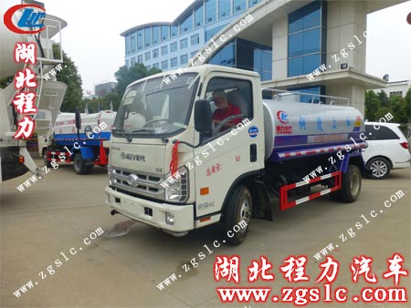 徐師傅做好出發(fā)前的資料、車輛信息核對工作